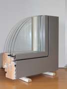 Medžio-aliuminio langas su trijų stiklų stiklo paketu